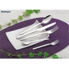Besteckgarnitur auf weißen Tellern, arrangiert auf einem violetten Tischset mit Pflanzen.