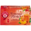 Packung mit Teebeuteln der Sorte Mediterraner Pfirsich und einem Glas Tee.