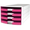 Offene Schubladenbox in Weiß mit vier pinken Schubladen und Beschriftungen für die Organisation.