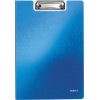 Blaue Klemmbrettmappe mit Clip und glatter, laminierter Oberfläche.