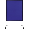 mobile Moderationstafel mit filzbespannter, marineblauer Fläche und schwarzem Gestell.