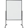 Mobile Moderationstafel in Weiß mit schwarzem Rahmen und Rollen für eine flexible Anordnung.