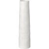 Weiße, schlichte Vase mit erhöhter Form und eingeprägtem Schriftzug.