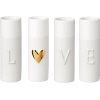 Vier weiße Vasen mit dem Schriftzug "L", einem goldenem Herzen und "V", "E".