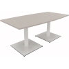 Konferenztisch in lichtgrau mit zweifacher Fußstütze, rechteckige Form ohne Dekoration.
