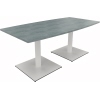 Konferenztisch mit rechteckiger Oberfläche in hellgrau und zwei weißen Standfüßen.