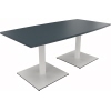 Konferenztisch mit rechteckiger, grauer Tischplatte und zwei weißen Fußgestellen.