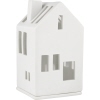 Weißer Teelichthalter in Form eines Wohnhauses mit Fenstern und Schornstein.