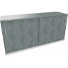 Schiebetürenschrank in verkehrsweiß mit Beton-Optik, Maße 1.600 x 781 x 442 mm.