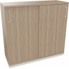 Schiebetürenschrank in verkehrsweiß und Eiche natur, Maße: 1200 x 1133 x 442 mm.