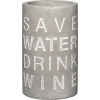 Zylindrischer, grauer Weinkühler aus Beton mit eingeprägtem Schriftzug "SAVE WATER DRINK WINE".