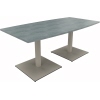 Konferenztisch mit rechteckiger Platte in Beton-Optik und silberaluminiumfarbenen Füßen.