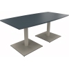 Konferenztisch mit rechteckiger Platte in lavagrau und silberaluminiumfarbigen Füßen.