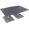 Konferenztisch in silberaluminium und lavagrau mit rechteckiger Tischplatte und zwei Standfüßen.