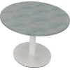 Runder Konferenztisch mit hellgrauer Betonoberfläche und weißem Fuß, Durchmesser 1.000 mm.