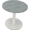 Runder Konferenztisch mit hellgrauem Betonoberfläche und weißem, rundem Fuß.