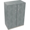 Flügeltürenschrank in silberaluminium mit hellgrauer Beton-Optik, Maße 800 x 1.133 x 442 mm.