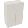 Flügeltürenschrank in verkehrsweiß mit zwei Türen und Schlüssel, Maße 800 x 1.133 x 442 mm.