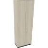 Flügeltürenschrank in hellen Holzfarben mit Doppeltüren und schwarzem Sockel.