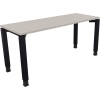 Schreibtisch in lichtgrau mit quadratischen, anthrazit metallic Beinen und verstellbarer Höhe.