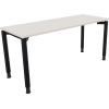 Schreibtisch mit rechteckiger Tischplatte in weiß und schwarzen Rundrohrbeinen.