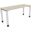 Schreibtisch mit hellen Akazienholzplatte und weißen Vierfußgestell, seitliche Ansicht.