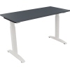 Schreibtisch mit grauer Tischplatte und weißen, flachen Fußgestellen, in einer 3/4-Ansicht.