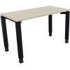 Schreibtisch mit hellen Akazienholzplatte und stabilen schwarzen Vierfußgestell.