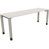 Schreibtisch mit vier Füßen, rechteckiger Tischplatte in diamantweiß und silberaluminien Beinen.