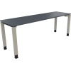 Schreibtisch mit vier quadratischen Füßen in lavagrau und silberaluminium, längliche Tischplatte.