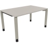 Schreibtisch in lichtgrau mit quadratischen Vierfußbeinen, Maße 1400 x 680-820 x 900 mm.