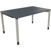 Schreibtisch mit lavagrauem Tischblatt und silberaluminiumfarbenen Rundrohrbeinen.