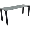 Schreibtisch mit grauer Betonoberfläche und quadratischen, schwarzen Metallbeinen.