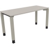 Schreibtisch mit vier füßen in lichtgrau und silberaluminium, 140 cm breit und 68-82 cm hoch.