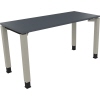 Schreibtisch in lavagrau mit silberaluminiumfarbigen Vierfußgestell, Ansicht von vorne.