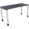 Schreibtisch mit vier Füßen aus Quadratrohr in lavagrau und verkehrsweiß, ohne Zubehör.