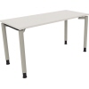 Schreibtisch mit diamantweißer Tischplatte und silberaluminiumfarbigen Vierfuß-Rundrohren.