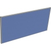 Blaue Tischtrennwand mit Aluminiumrahmen aus der Serie System 41, seitliche Ansicht.