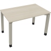Schreibtisch mit hellen Akazienoberfläche und silbernen Aluminium-Vierfußgestell.