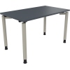 Schreibtisch mit lavagrauem Tischblatt und silberaluminiumfarbigen Rundrohrbeinen, vierfüßig.