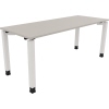 Schreibtisch mit lichtgrauer Tischplatte und weißen Quadratrohrbeinen, maximale Höhe 820 mm.