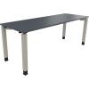 Schreibtisch in lavagrau mit quadratischen Aluminiumbeinen, Maße 2000 x 680-820 x 700 mm.