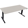 Lichtgrauer Schreibtisch mit anthrazitfarbener Metallbasis und rechteckiger Oberfläche.