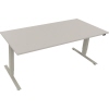 Lichtgrauer Schreibtisch mit rechteckiger Tischplatte und verstellbaren, silberfarbenen Beinen.
