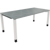 Schreibtisch in hellgrauem Betonlook mit weißen Vierfuß-Rohren, Maße 1.800 x 680-820 x 900 mm.