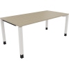 Schreibtisch in Eiche natur mit weißen Vierfußbeinen, Maße 180 x 68-82 x 90 cm.