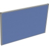 Blaue Tischtrennwand mit Aluminium-Rahmen in einer schrägen Ansicht.