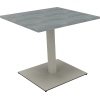Quadratischer Konferenztisch mit silberaluminium und hellem Betonfinish, Maße 800 x 720 x 800 mm.