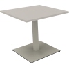Konferenztisch mit quadratischer Tischplatte und stabiler Fußelement in lichtgrau.