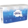 Verpackung von Kleenex Toilettenpapier in einem blauen Design mit drei Rollen.